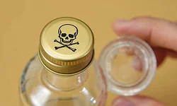 Бутылка алкоголя с черепом