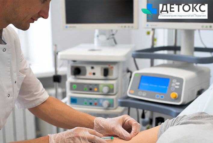 Инъекция против курения Пациент получает укол для избавления от никотиновой зависимости в клинике